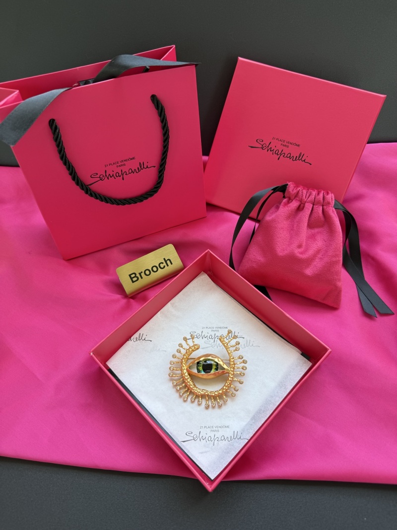 Брошь Schiaparelli в виде глаза