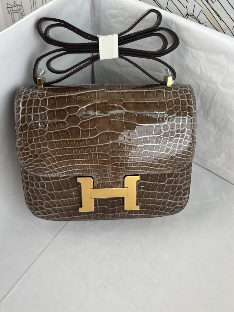 Сумка Constance 19 см, глянец крокодил, цвет табак, золото Hermès