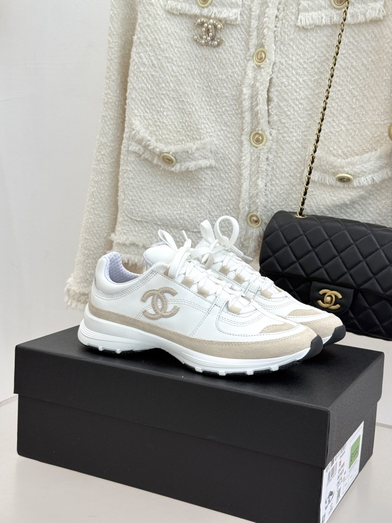 Женские кроссовки белые с логотипом Chanel