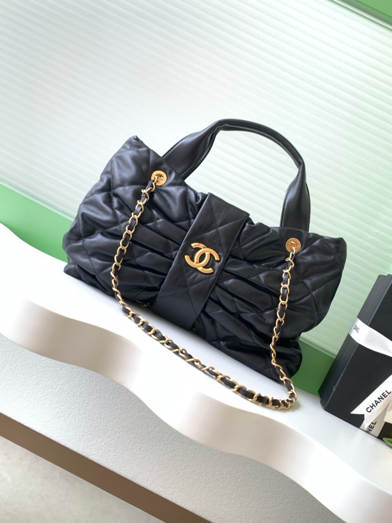 Черная стеганая сумка с золотой фурнитурой Chanel
