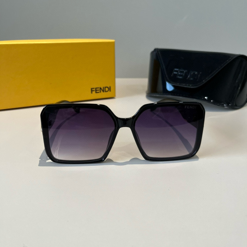Черные солнцезащитные очки Fendi