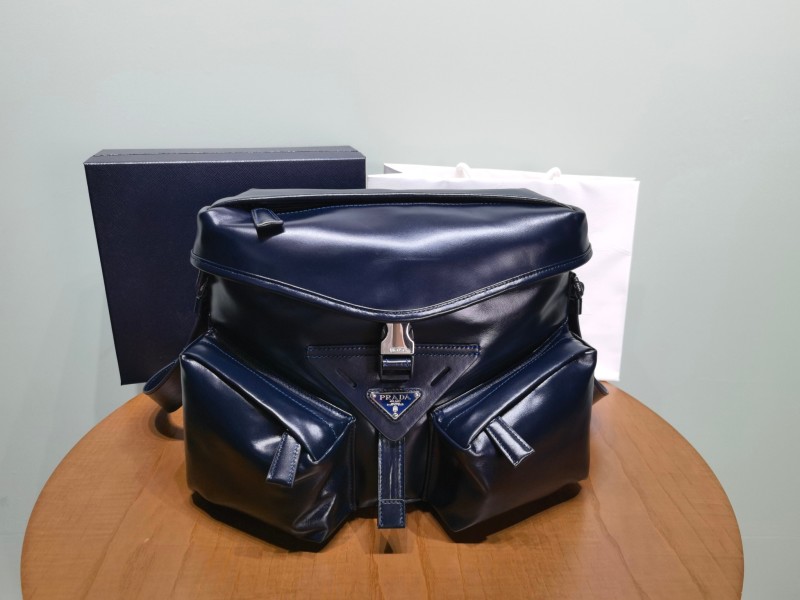 Сумка Prada из оiled leather