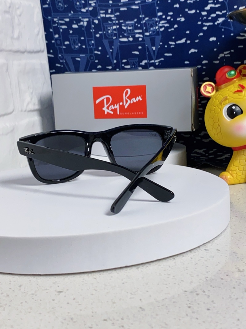 Солнцезащитные очки Ray-Ban классической формы