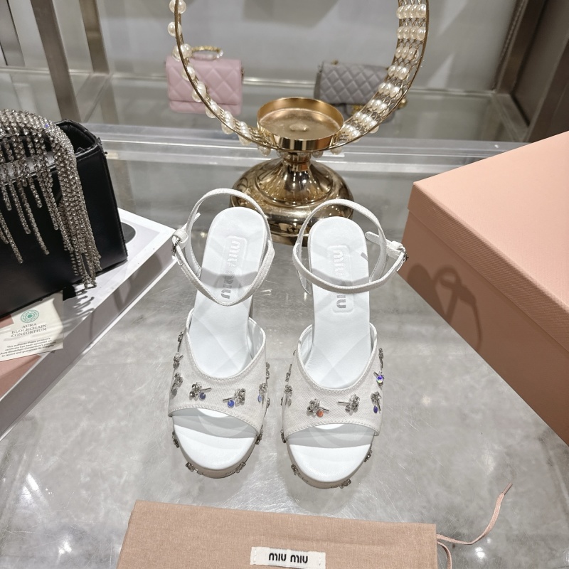 Белые сандалии Miu Miu с декором из стразов на каблуке