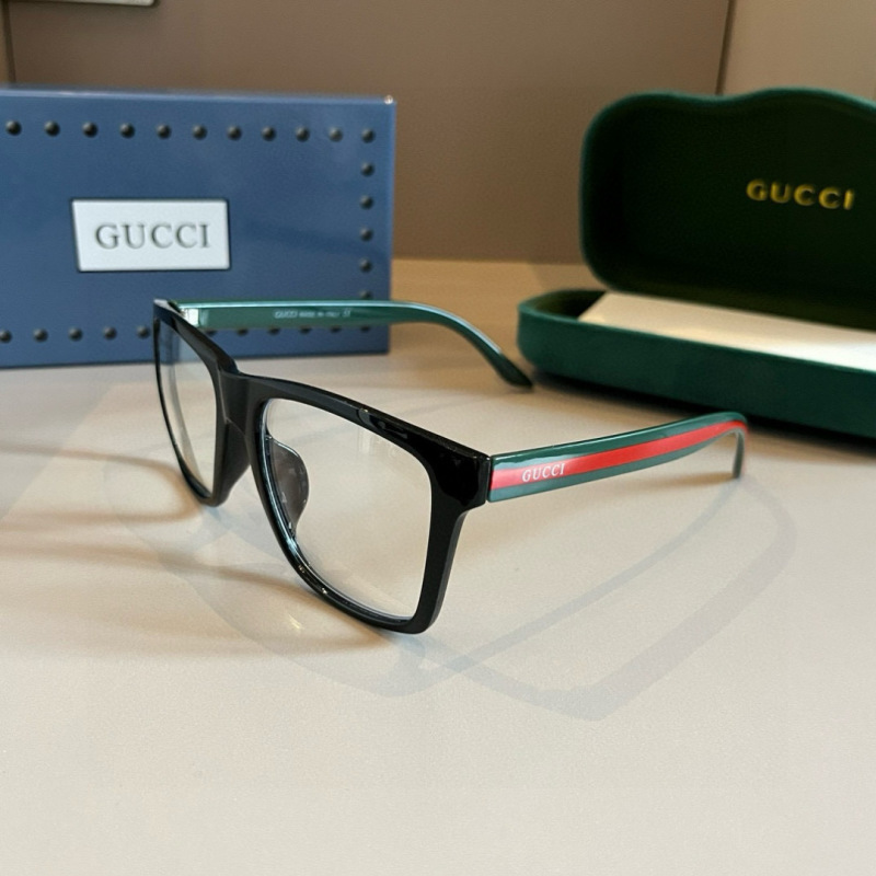 Солнечные очки Gucci в черной оправе