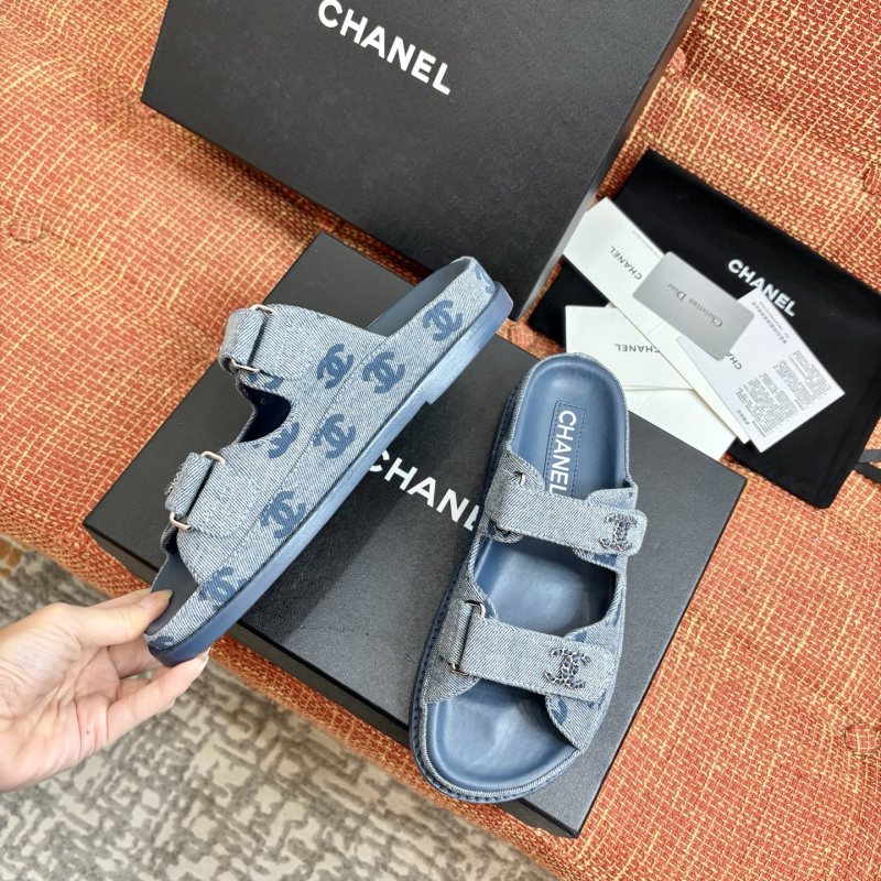 Женские синие босоножки-слайды с декором Chanel