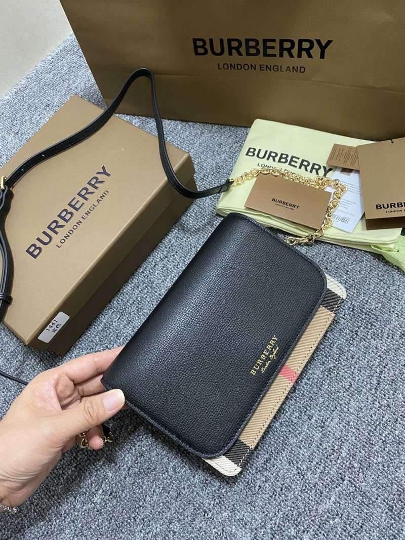 Стильная сумка Burberry на цепочке с кармашками