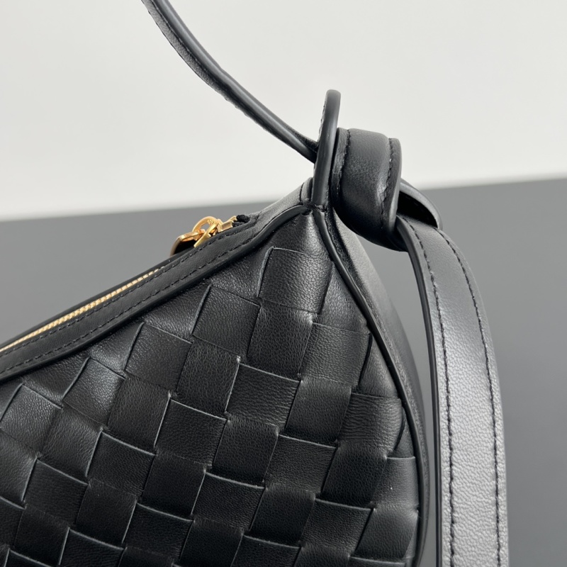 Черная кожаная сумка через плечо с плетеным узором Bottega Veneta