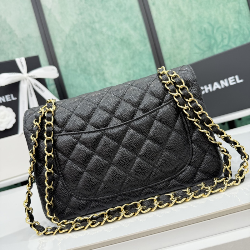 Классическая черная сумка Chanel со стеганой кожей