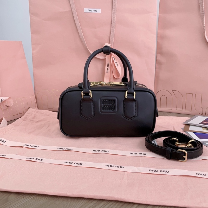 Миниатюрная чёрная кожаная сумка с логотипом и ручками Miu Miu