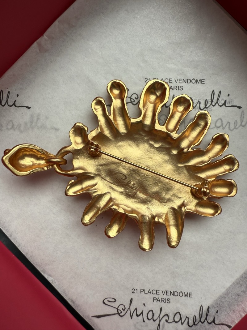 Брошь в виде глаза Schiaparelli